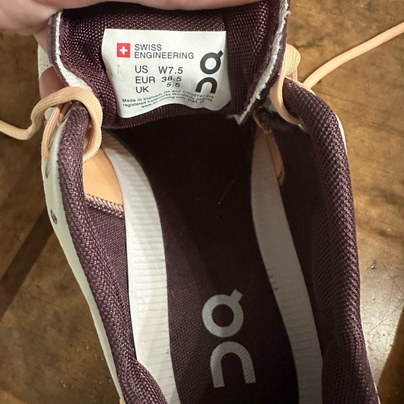 On cloud speedboard womens shoes size 7.5 worn once. Excellent condition. - Picture 2 of 3